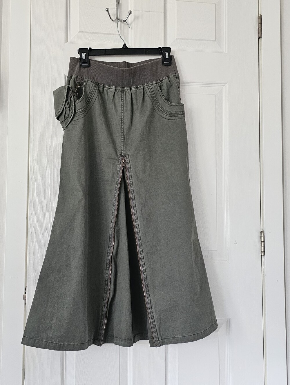 Urban Revivo Women’s Olive Green A-Line Midi Skirt with Front Slit. Size US8